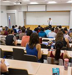 alumnos de espalda en una sala de clases