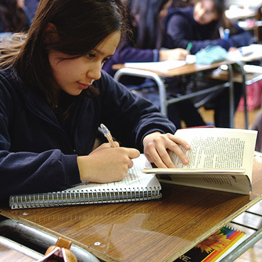 niña estudiando con un libro